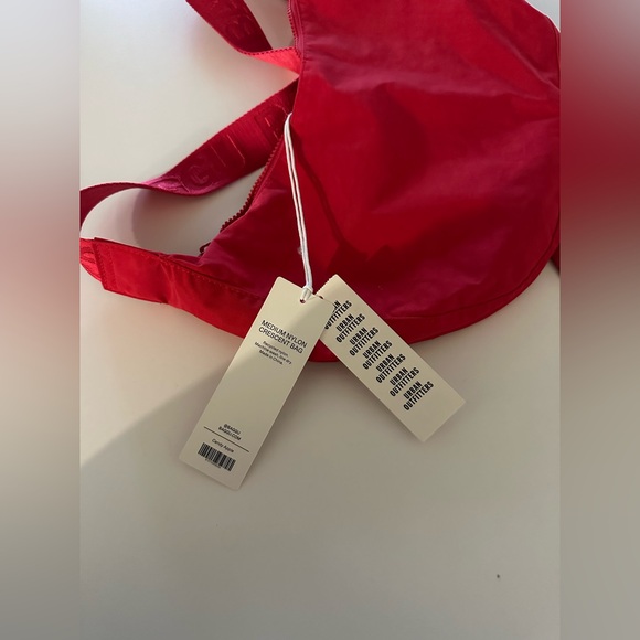 NEW Baggu Medium Nylon Crescent Crossbody Candy Apple Red Monochrome Strap UO - Picture 3 of 4